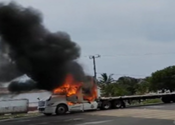 Comuneros incendian trálier en Pómaro