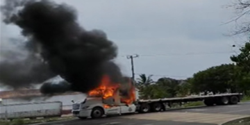 Comuneros incendian trálier en Pómaro