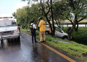 Camioneta choca luego de perder el control en Morelia