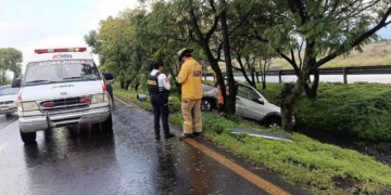 Camioneta choca luego de perder el control en Morelia