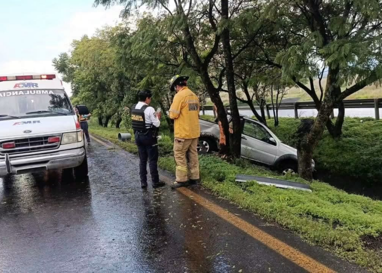Camioneta choca luego de perder el control en Morelia