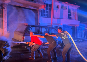 Fuego consume camioneta en Zitácuaro