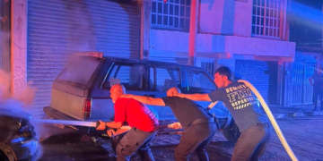 Fuego consume camioneta en Zitácuaro