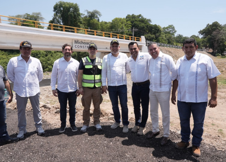 Terminan años de espera en Cruz de Campos de Aquila; ya cuentan con puente vehicular: Bedolla