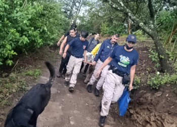 Rescatan a mujer que se lesionó en el cerro de Jicalán, Uruapan