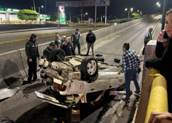 Volcadura en la salida a Salamanca en Morelia