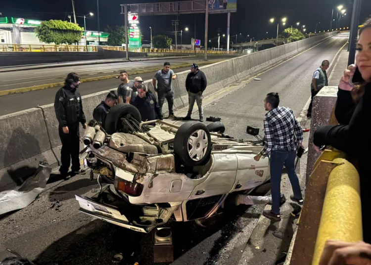 Volcadura en la salida a Salamanca en Morelia
