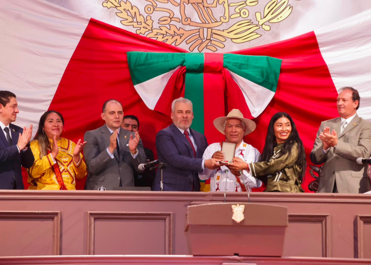 Celebra Bedolla entrega de presea a comunidades mazahuas y destaca el respeto a su autodeterminación