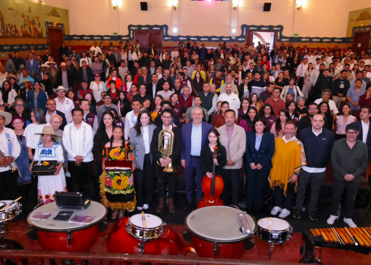 Bedolla y Claudia Curiel impulsan la cultura con entrega de instrumentos a 6 bandas musicales en Pátzcuaro