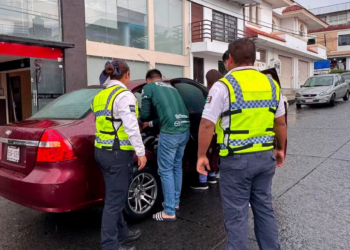 Mujer da luz dentro de su auto en Morelia