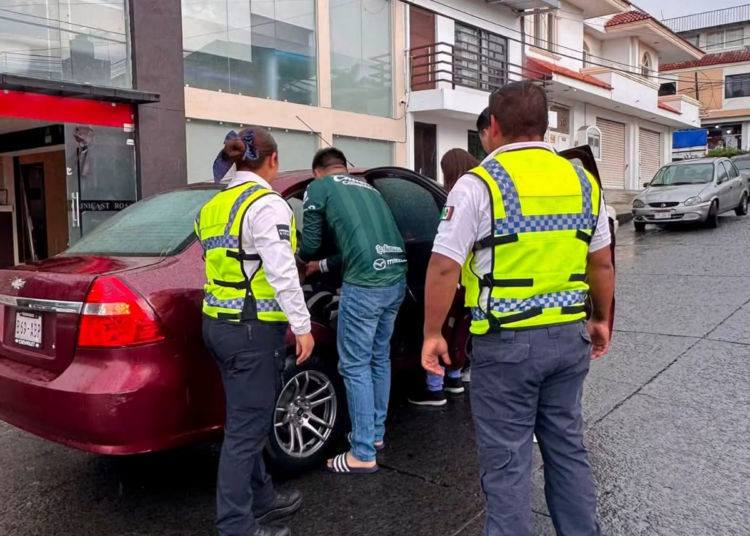 Mujer da luz dentro de su auto en Morelia