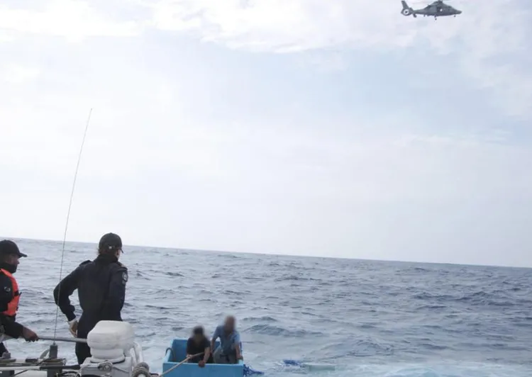 Rescatan a pescadores que sobrevivieron flotando en hielera por 5 días en costas de Chiapas