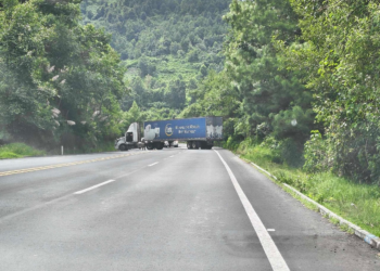 Camión se queda sin gasolina al dar vuelta en Zitácuaro