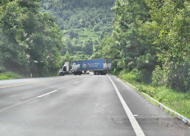 Camión se queda sin gasolina al dar vuelta en Zitácuaro